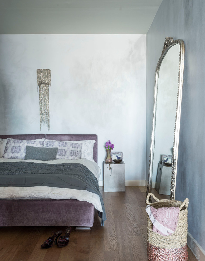 Пример оригинального дизайна: спальня среднего размера на антресоли в стиле фьюжн с серыми стенами и паркетным полом среднего тона без камина