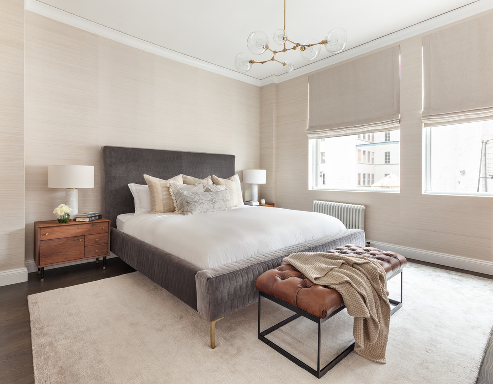 Nordisches Hauptschlafzimmer ohne Kamin mit beiger Wandfarbe und dunklem Holzboden in New York