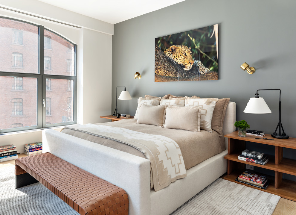 Großes Modernes Hauptschlafzimmer ohne Kamin mit grauer Wandfarbe, hellem Holzboden und beigem Boden in New York
