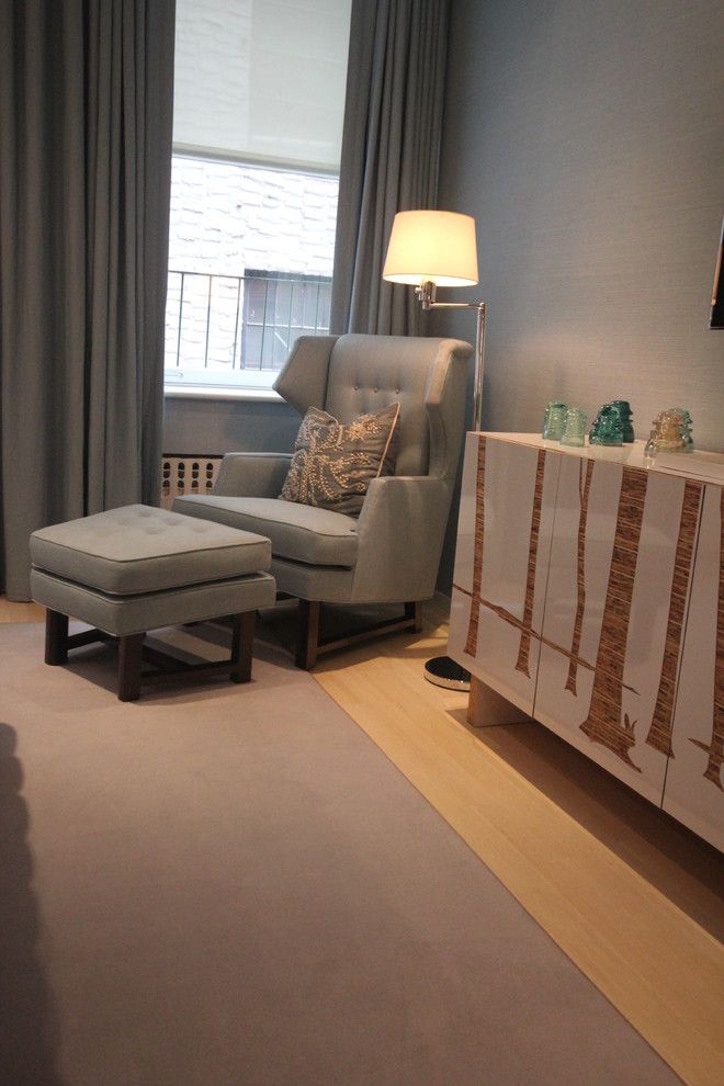 Foto de dormitorio principal contemporáneo de tamaño medio sin chimenea con paredes blancas y suelo de madera clara