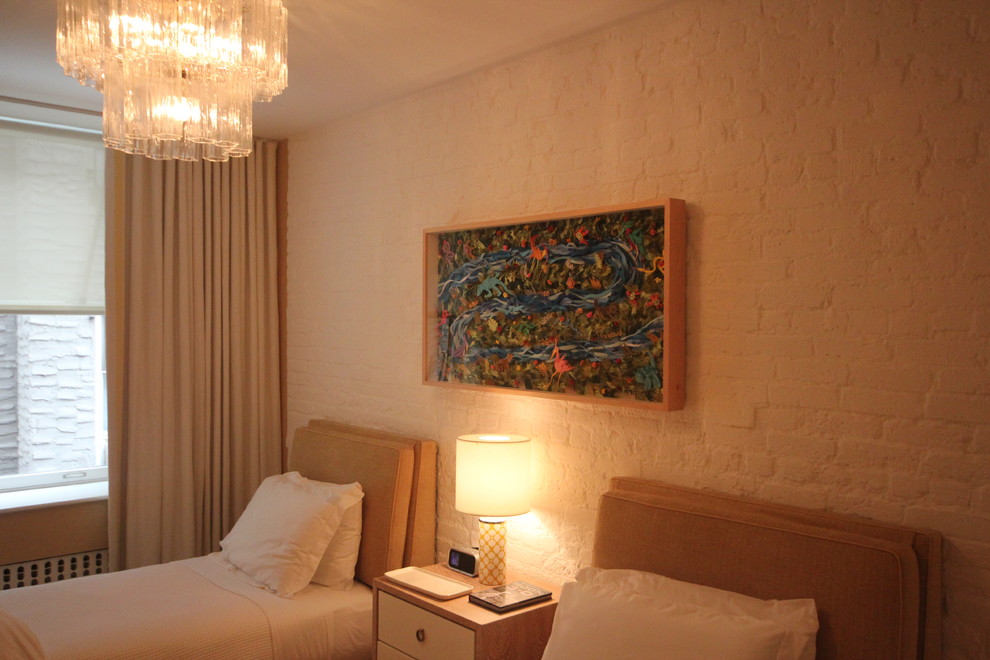 На фото: гостевая спальня среднего размера, (комната для гостей) в современном стиле с белыми стенами и светлым паркетным полом без камина с