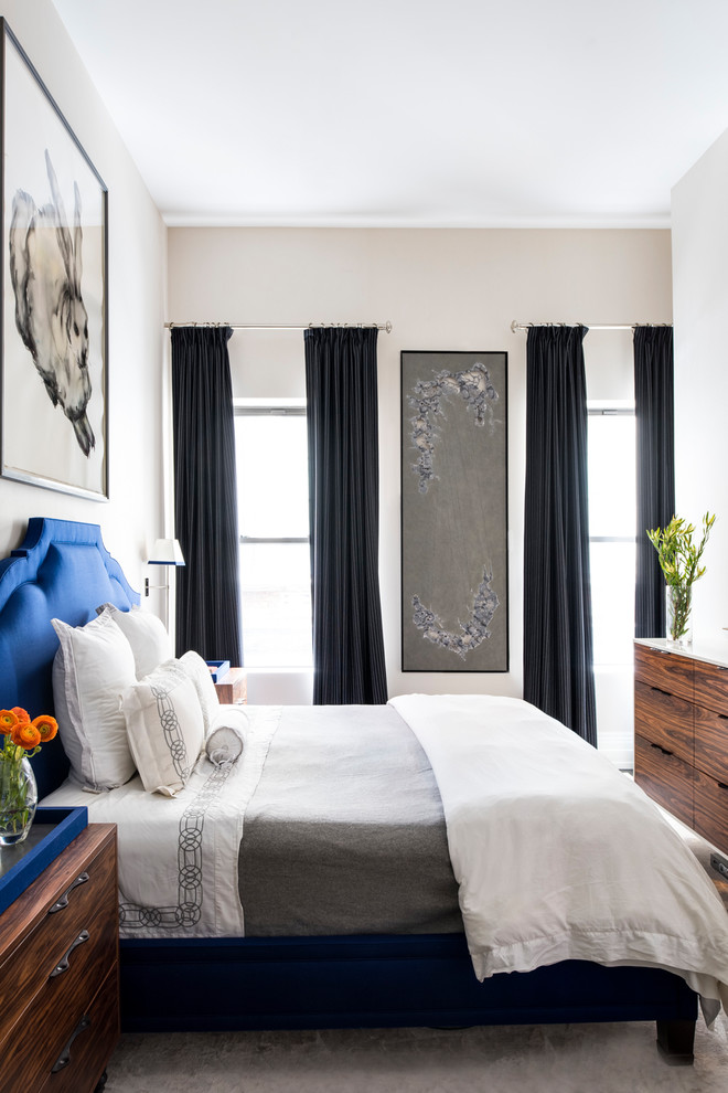 ニューヨークにあるトランジショナルスタイルのおしゃれな寝室 (ベージュの壁、黒いカーテン) のレイアウト