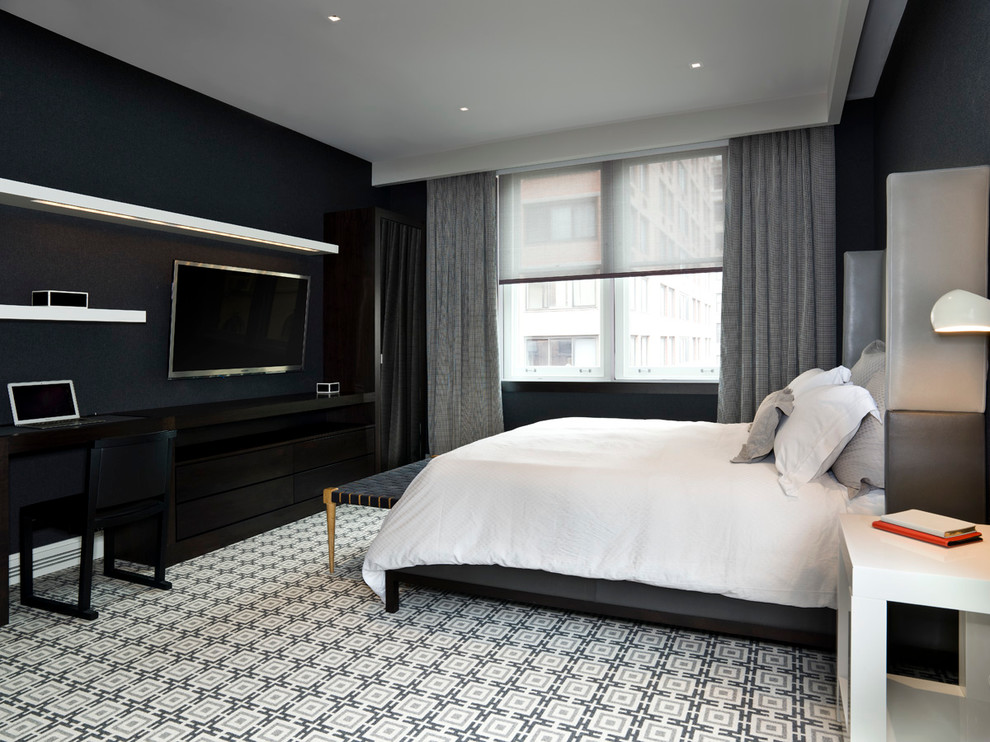 Modernes Schlafzimmer mit schwarzer Wandfarbe und Teppichboden in New York