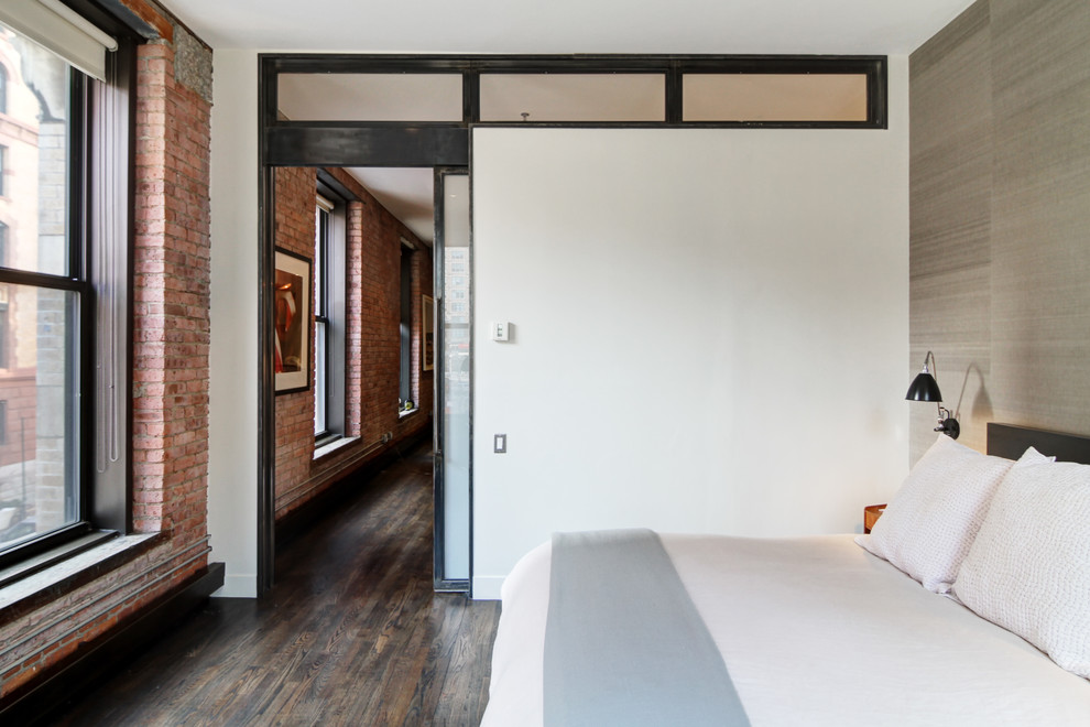 На фото: хозяйская спальня среднего размера в современном стиле с темным паркетным полом и серыми стенами