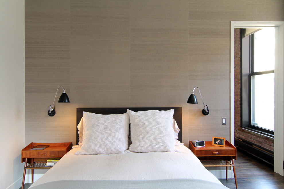 Imagen de dormitorio principal contemporáneo de tamaño medio con paredes marrones y suelo de madera oscura