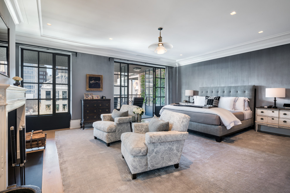 Klassisches Hauptschlafzimmer mit grauer Wandfarbe, braunem Holzboden, braunem Boden und Kamin in New York