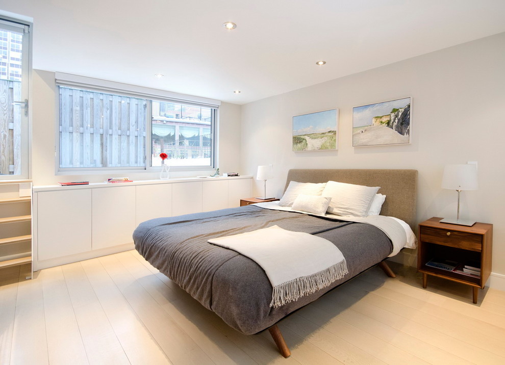 Свежая идея для дизайна: хозяйская спальня в скандинавском стиле с белыми стенами и светлым паркетным полом - отличное фото интерьера