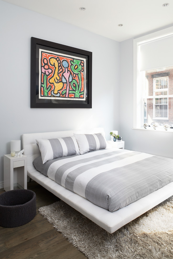 Modernes Schlafzimmer mit grauer Wandfarbe in Sonstige