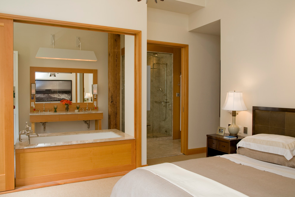 Modelo de dormitorio tipo loft clásico renovado de tamaño medio sin chimenea con paredes beige y suelo de madera clara