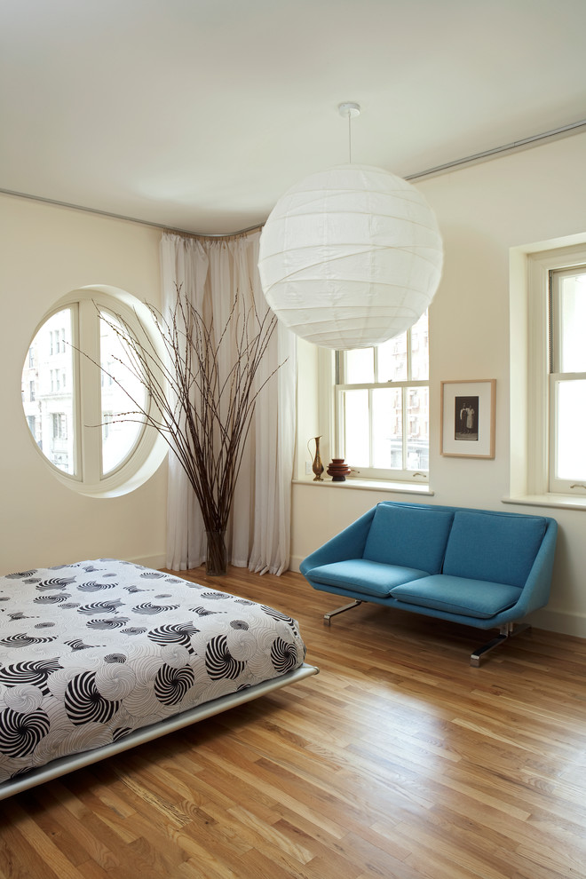 Inspiration pour une chambre minimaliste avec un mur blanc, un sol en bois brun et aucune cheminée.