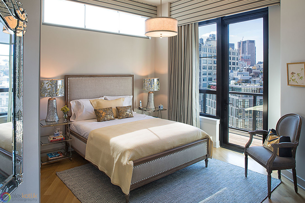 Mittelgroßes Modernes Gästezimmer mit beiger Wandfarbe und braunem Holzboden in New York