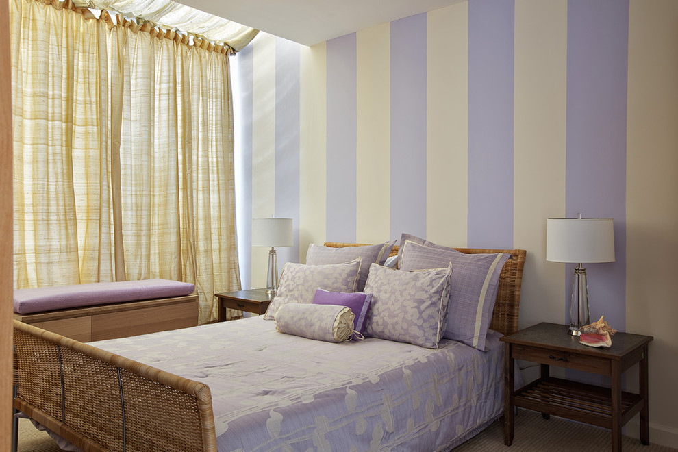 Cette photo montre une chambre tendance avec un mur violet.