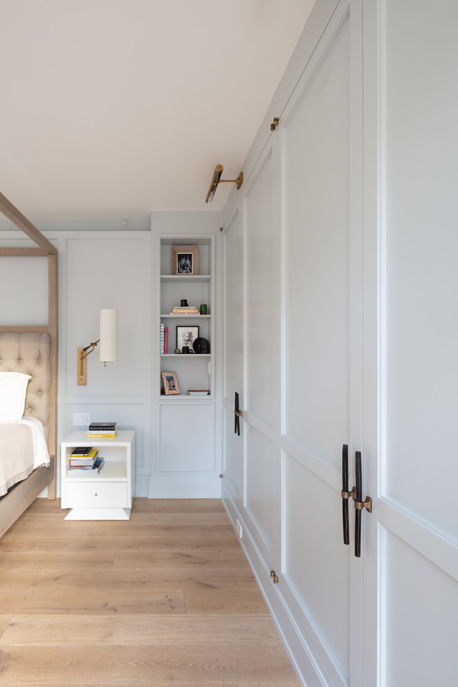 Свежая идея для дизайна: хозяйская спальня среднего размера в стиле неоклассика (современная классика) с серыми стенами и паркетным полом среднего тона - отличное фото интерьера