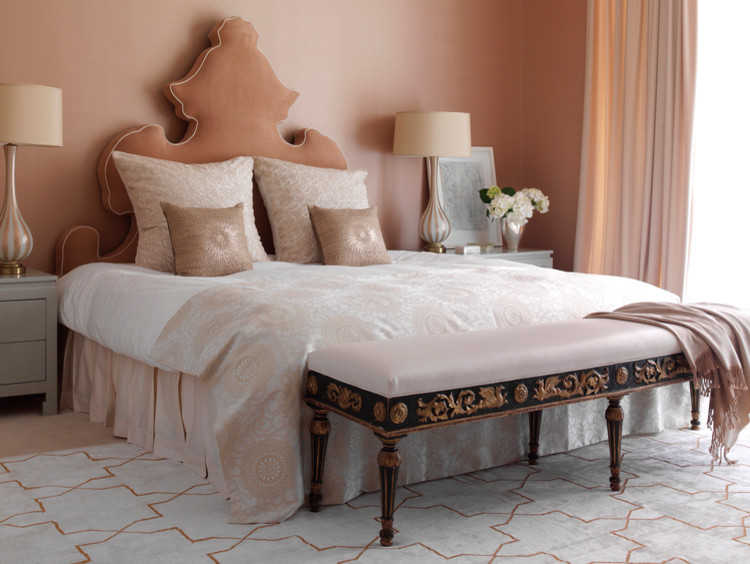 Источник вдохновения для домашнего уюта: большая хозяйская спальня в классическом стиле с оранжевыми стенами и ковровым покрытием без камина