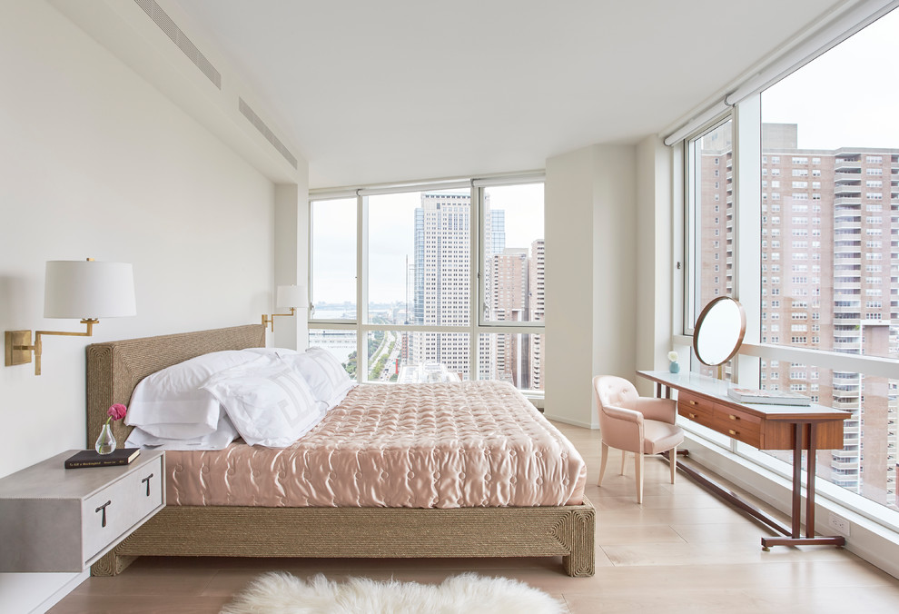 Modernes Schlafzimmer ohne Kamin mit weißer Wandfarbe, hellem Holzboden und beigem Boden in New York