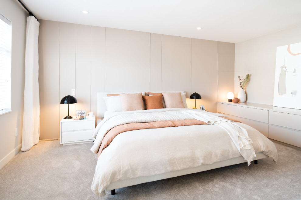 Foto de dormitorio principal nórdico extra grande con paredes beige, moqueta, suelo beige y panelado