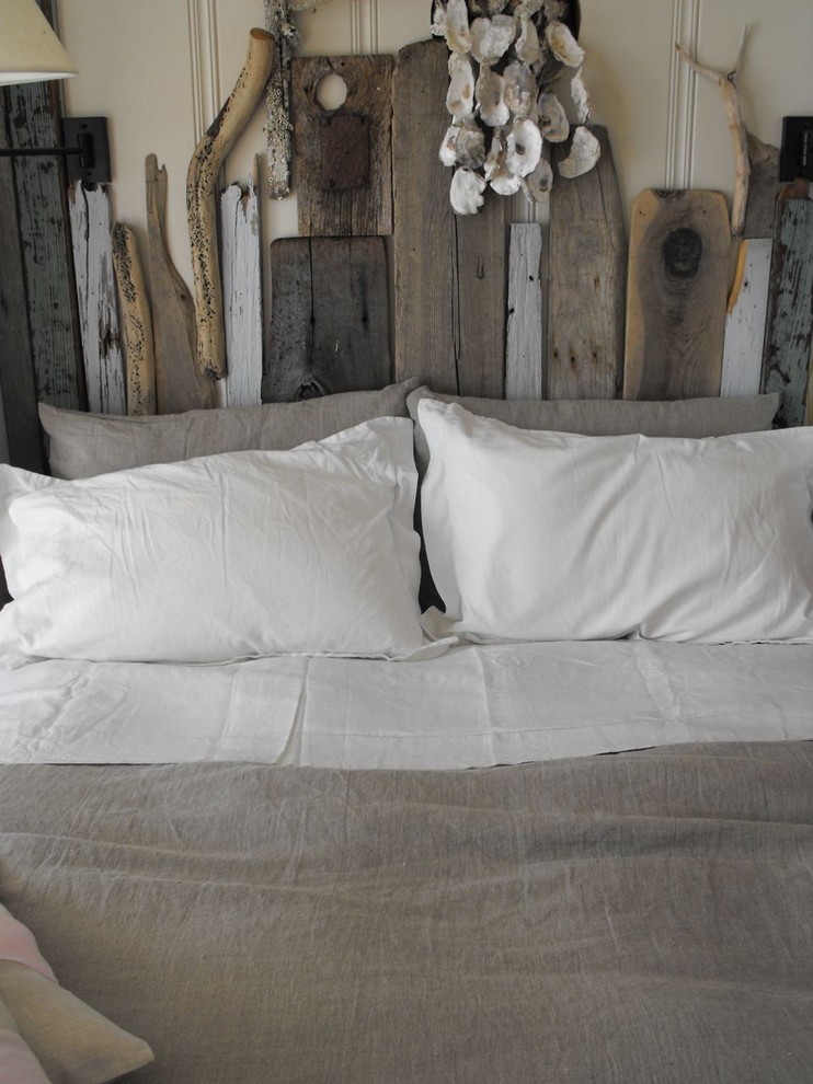На фото: спальня в стиле рустика с бежевыми стенами