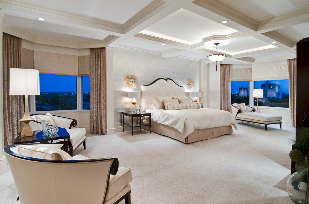 На фото: спальня в классическом стиле с белыми стенами и ковровым покрытием с