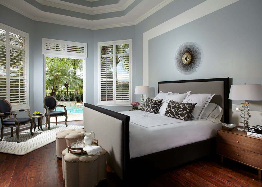 На фото: большая хозяйская спальня в современном стиле с синими стенами и темным паркетным полом