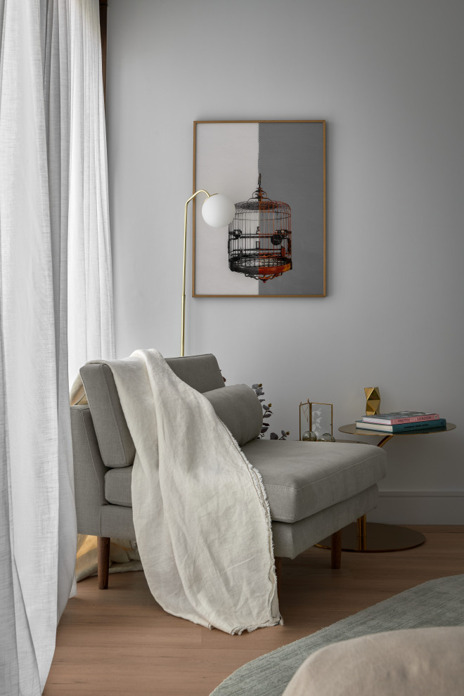 Diseño de habitación de invitados minimalista pequeña sin chimenea con paredes grises, suelo de madera clara y suelo marrón
