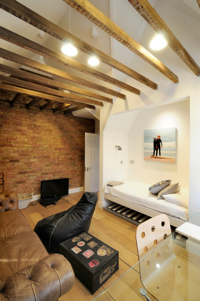オックスフォードシャーにあるコンテンポラリースタイルのおしゃれな寝室のインテリア
