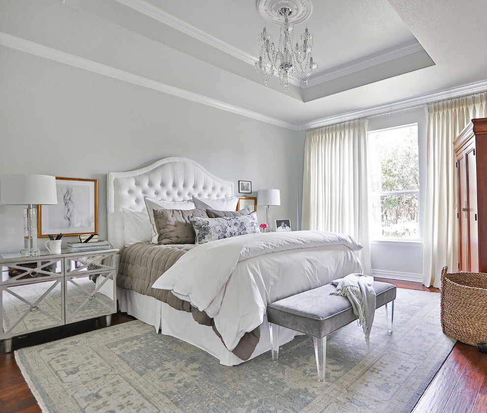 Идея дизайна: большая хозяйская, серо-белая спальня: освещение в классическом стиле с паркетным полом среднего тона и серыми стенами