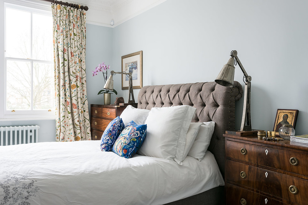 Источник вдохновения для домашнего уюта: спальня в классическом стиле с синими стенами