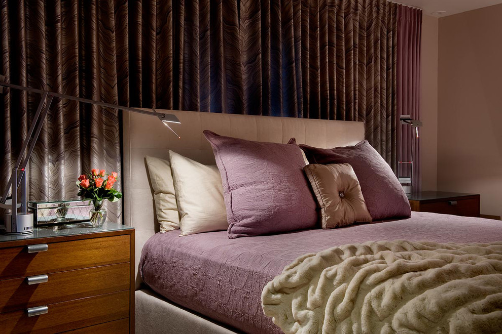 Свежая идея для дизайна: хозяйская спальня среднего размера в современном стиле с бежевыми стенами - отличное фото интерьера