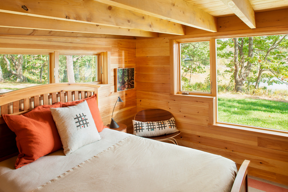 Свежая идея для дизайна: маленькая хозяйская спальня в стиле рустика с полом из линолеума и серым полом для на участке и в саду - отличное фото интерьера