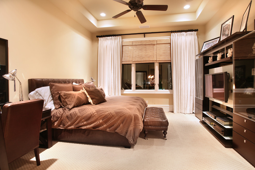Großes Gästezimmer mit beiger Wandfarbe und Teppichboden in Orange County