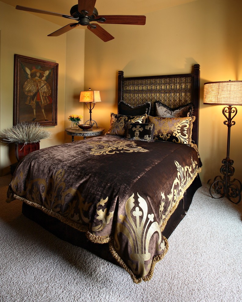 Источник вдохновения для домашнего уюта: большая гостевая спальня (комната для гостей) в средиземноморском стиле с ковровым покрытием, желтыми стенами и белым полом без камина
