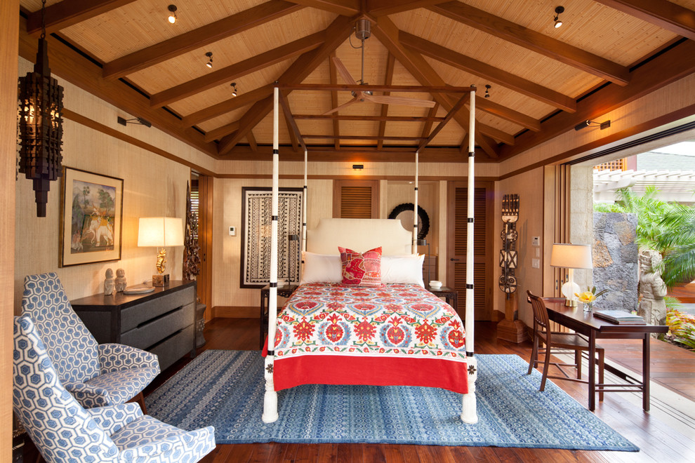 Foto de dormitorio exótico sin chimenea con suelo de madera en tonos medios