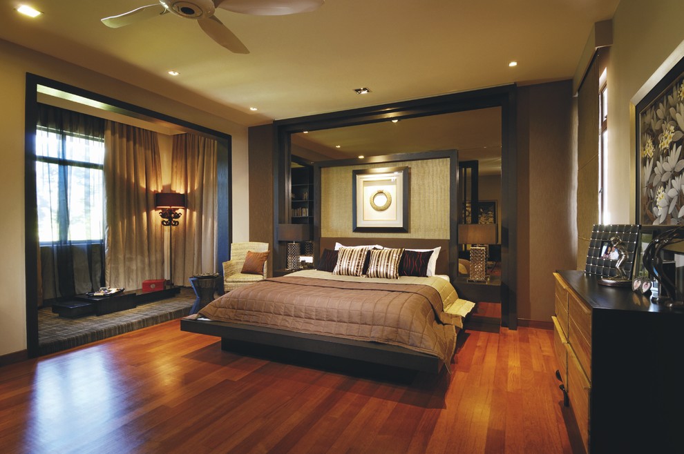 Esempio di una camera da letto tropicale con pavimento in legno massello medio