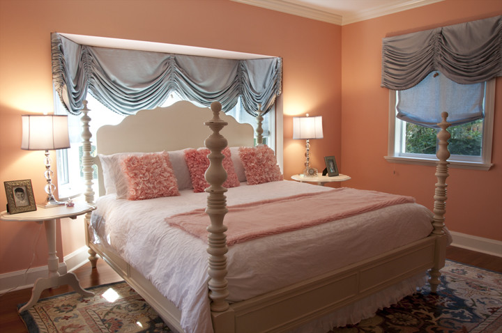 Foto di una grande camera da letto tropicale con pareti rosa e pavimento in legno massello medio