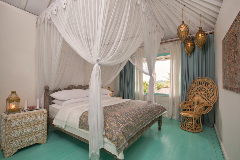 Foto di una camera degli ospiti tropicale con pareti bianche, pavimento in legno verniciato, nessun camino e pavimento turchese