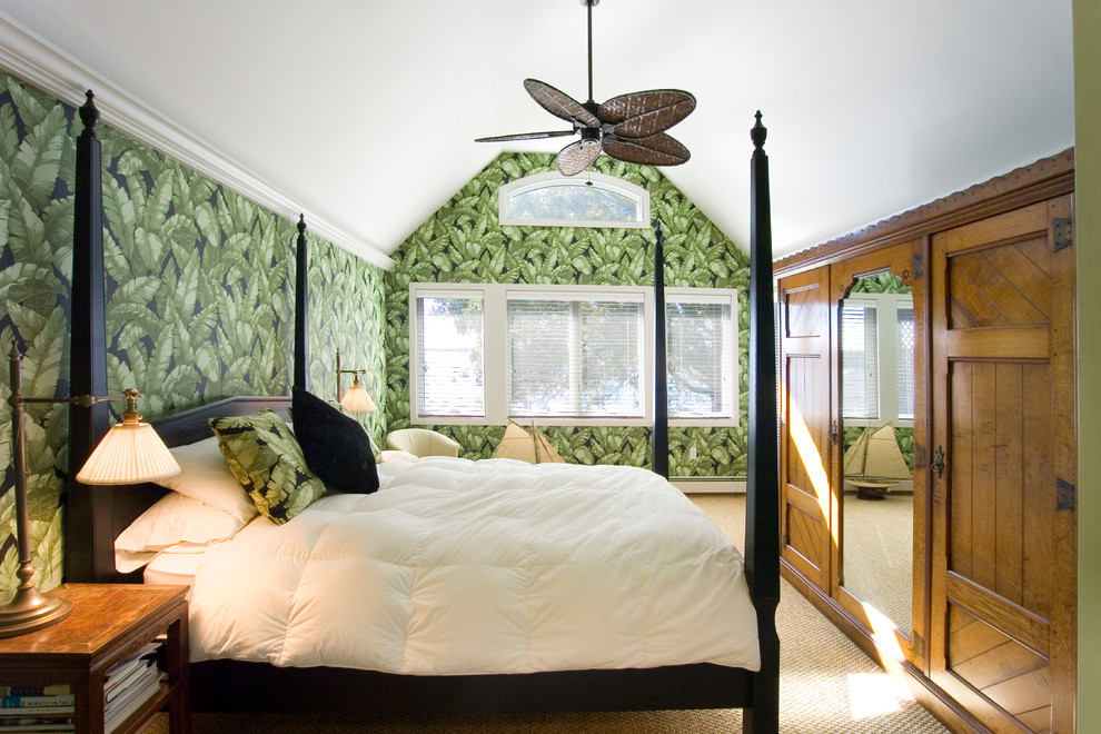 Aménagement d'une grande chambre exotique avec un mur vert, cheminée suspendue et un sol beige.