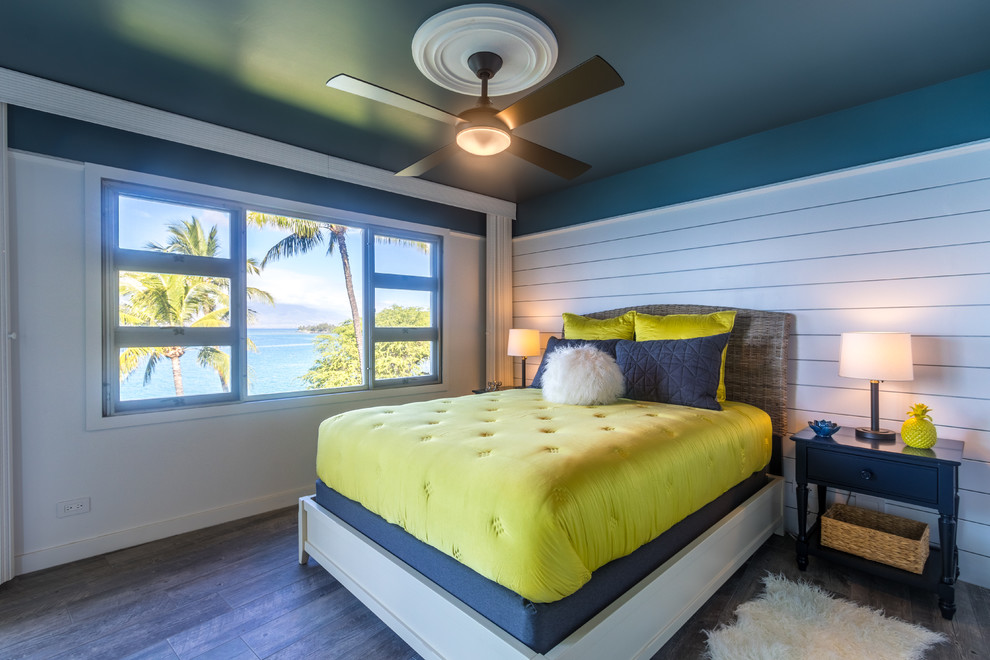 Inspiration för ett tropiskt sovrum, med vita väggar och mörkt trägolv