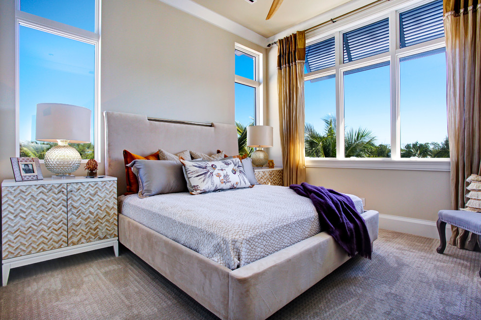 Idee per una camera da letto tropicale con pareti beige e moquette
