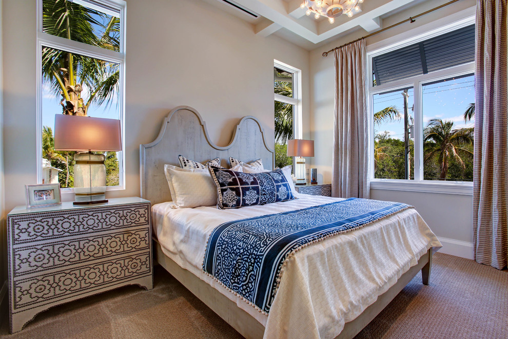 Ispirazione per una camera da letto tropicale con pareti beige e moquette