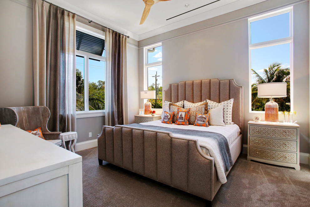Стильный дизайн: спальня в морском стиле с серыми стенами и ковровым покрытием - последний тренд