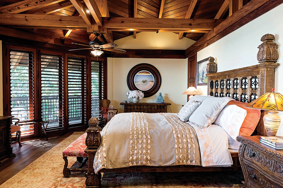 Imagen de dormitorio exótico con paredes blancas y suelo de madera en tonos medios
