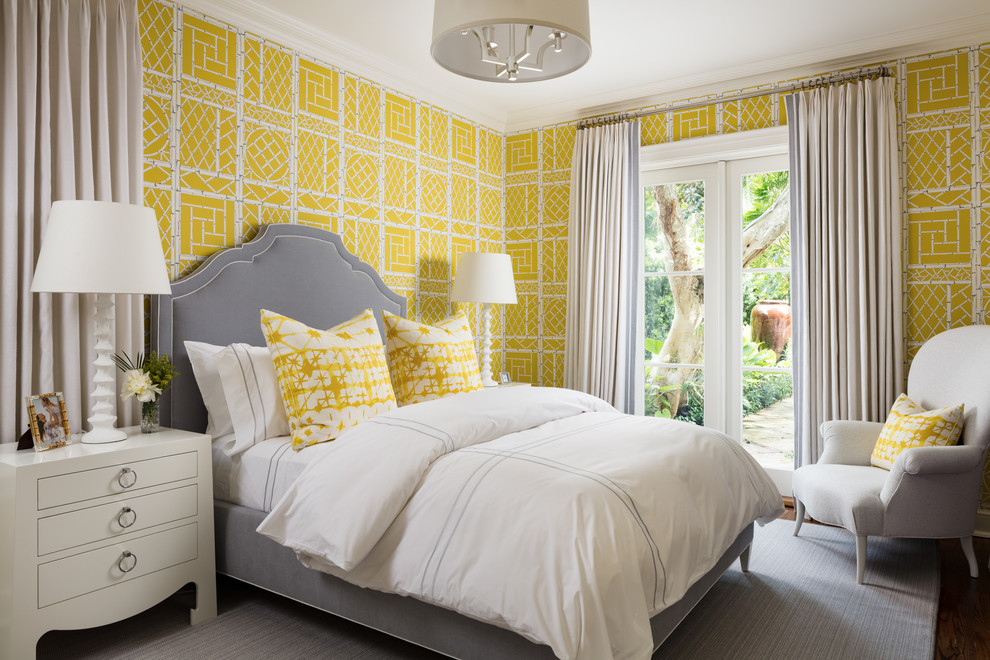 Diseño de habitación de invitados exótica con suelo de madera oscura, suelo marrón y paredes amarillas