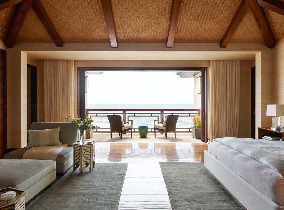 Foto de dormitorio principal tropical con suelo de madera en tonos medios