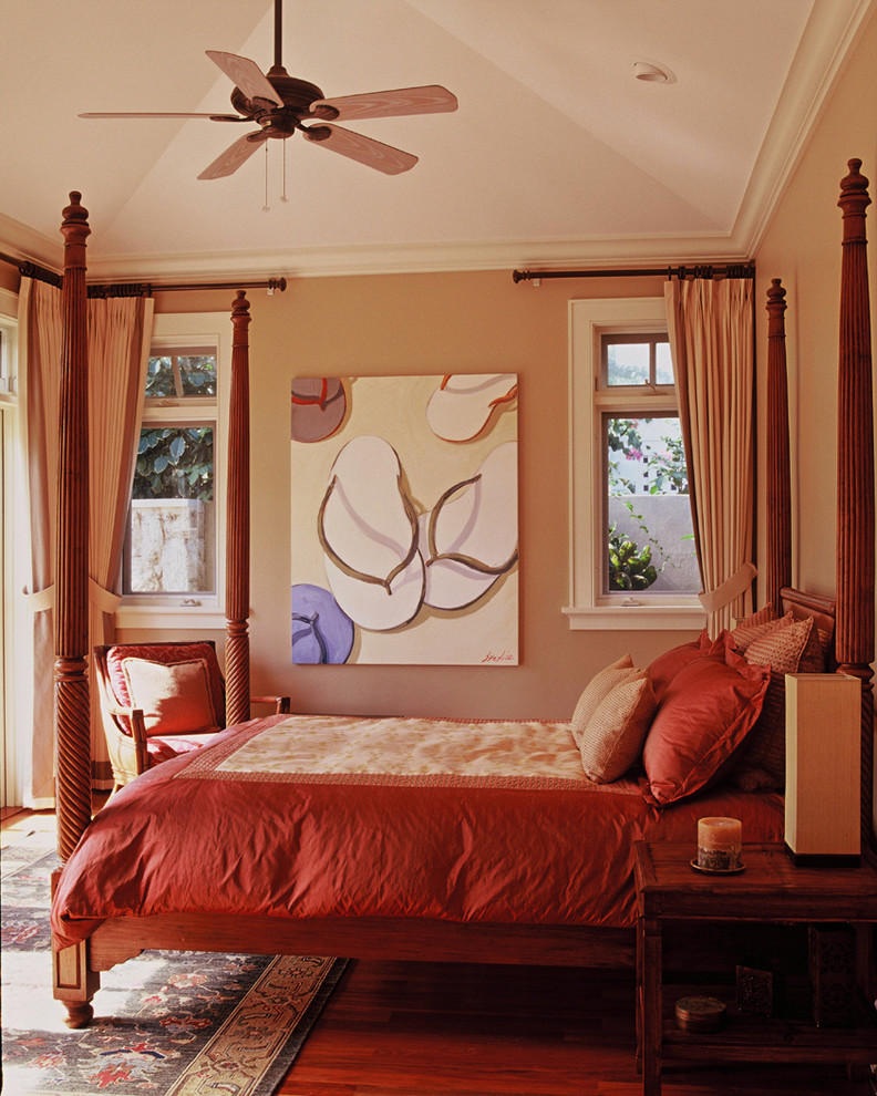 Пример оригинального дизайна: спальня в морском стиле с бежевыми стенами