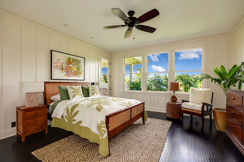 ハワイにある中くらいなトロピカルスタイルのおしゃれな主寝室 (白い壁、濃色無垢フローリング、暖炉なし、黒い床) のインテリア