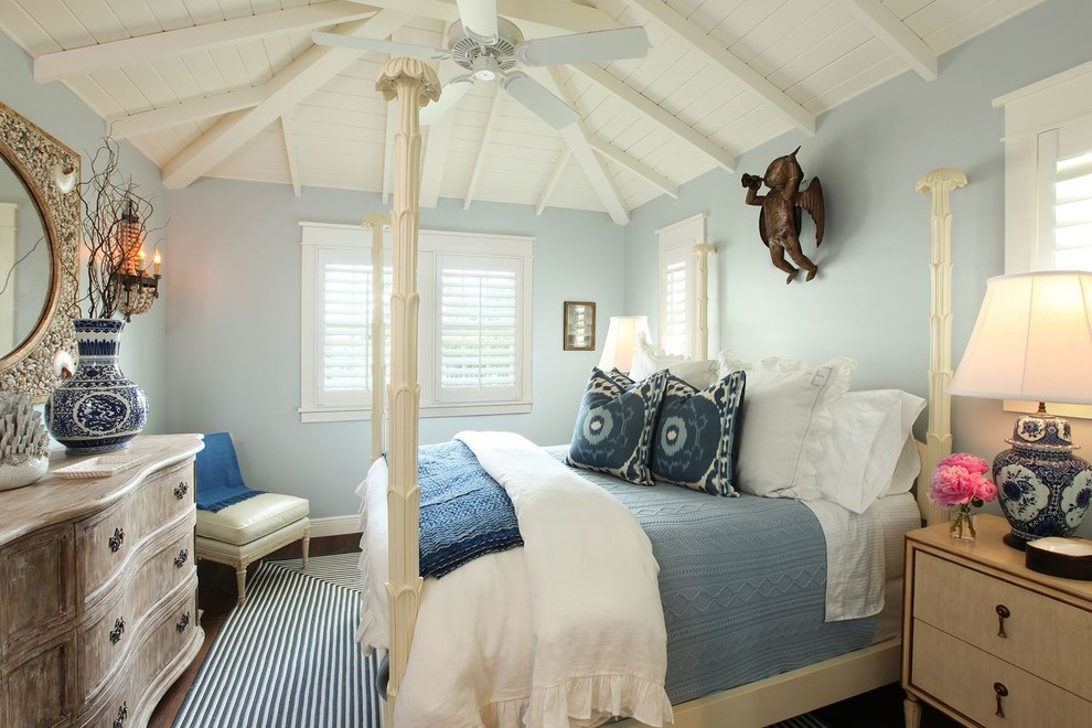 Foto di una camera da letto tropicale con pareti blu
