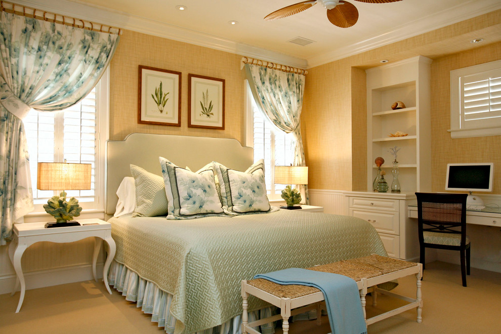 Diseño de dormitorio exótico con paredes beige, moqueta y con escritorio