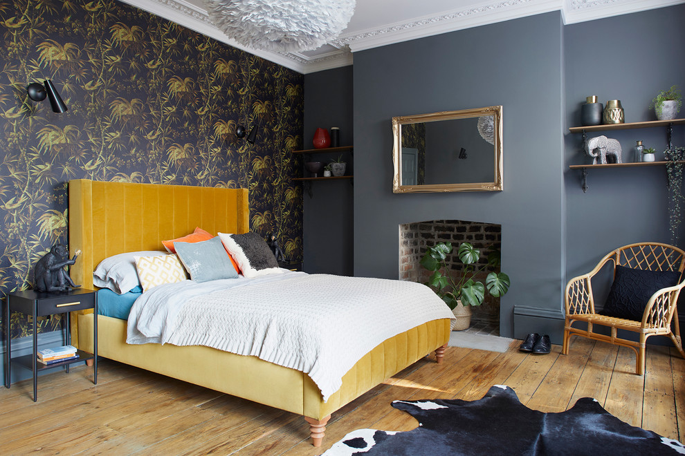 Mittelgroßes Stilmix Gästezimmer mit grauer Wandfarbe, braunem Holzboden und braunem Boden in London