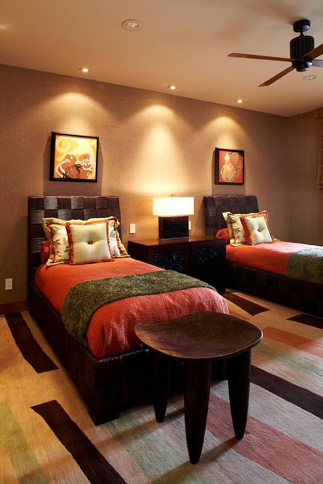Ispirazione per una camera degli ospiti tropicale con pareti marroni e moquette