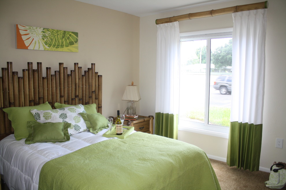 На фото: хозяйская спальня среднего размера в морском стиле с коричневыми стенами, паркетным полом среднего тона и коричневым полом без камина